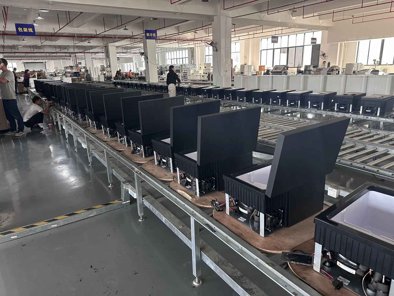 Montaje de refrigeradores portátiles en la línea de producción
