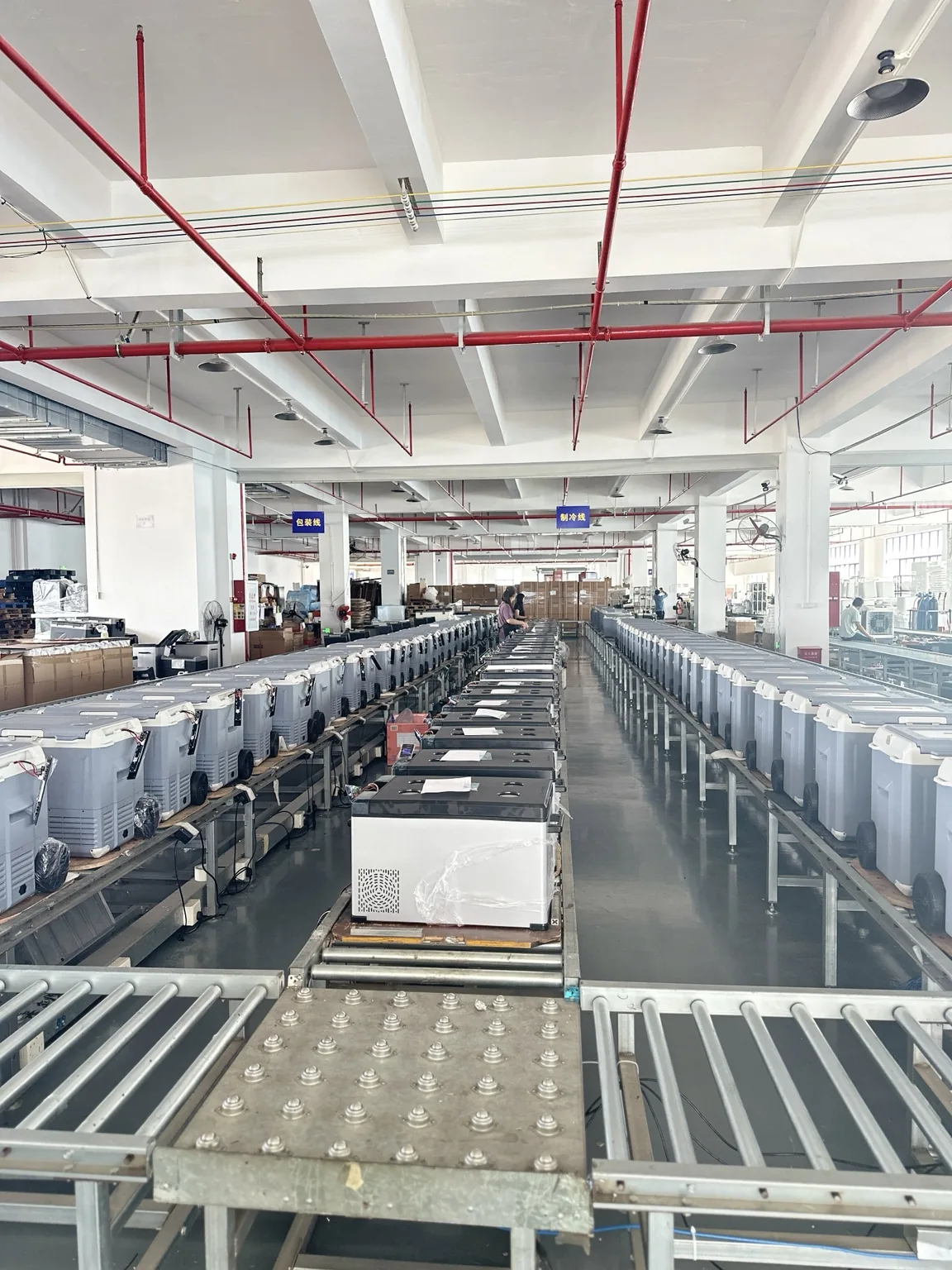 Producción por lotes de refrigeradores portátiles en la fábrica de Kelvcoop
