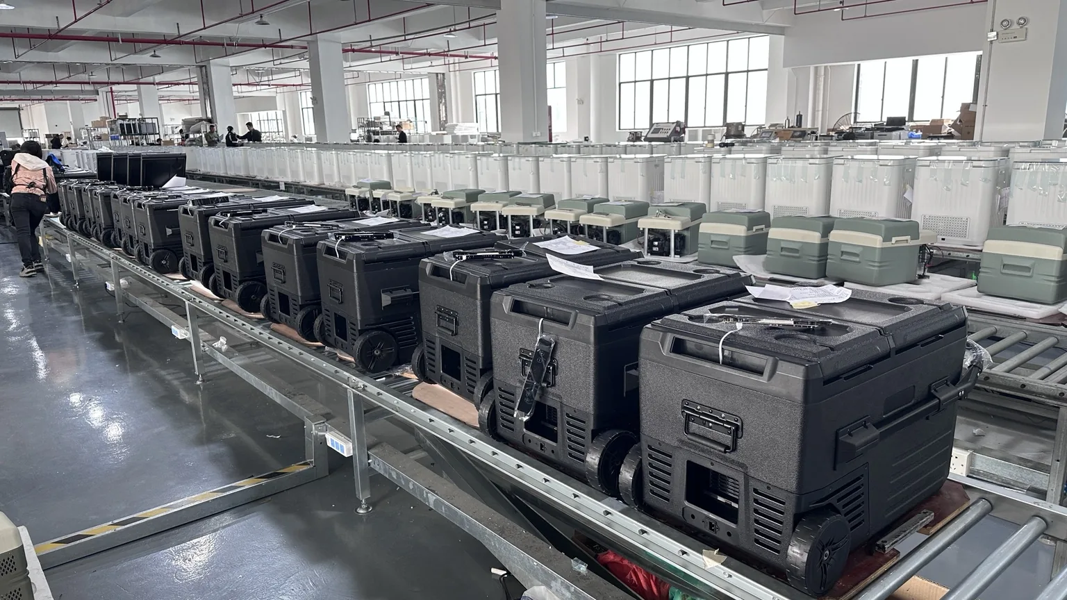 Líneas de producción de refrigeradores portátiles en la fábrica de Kelvcoop